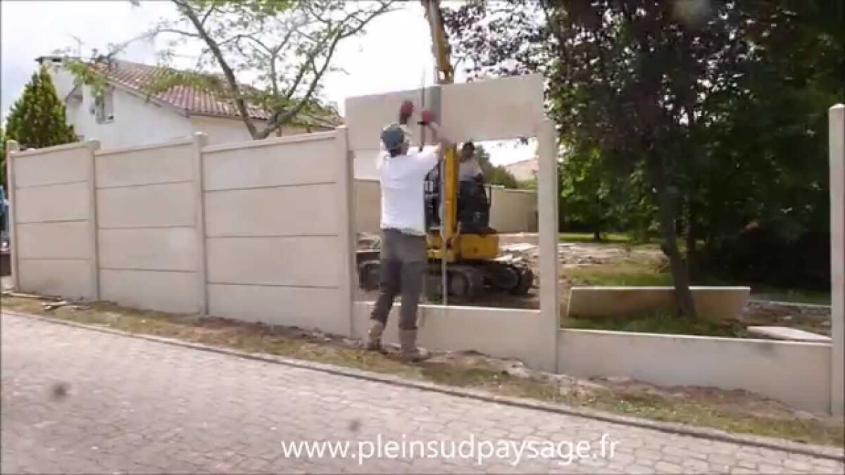 Installation plaque clôture béton